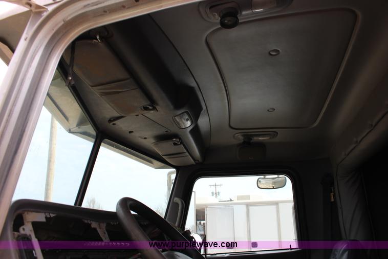 image for item F7553 2006 Peterbilt 378 semi truck