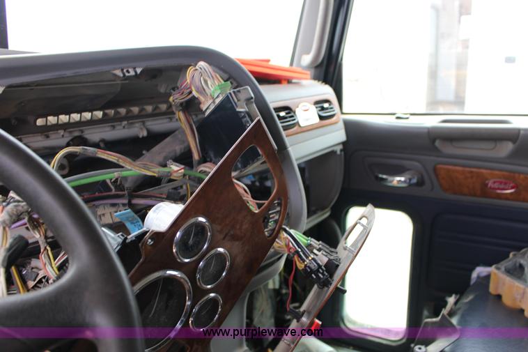 image for item F7553 2006 Peterbilt 378 semi truck