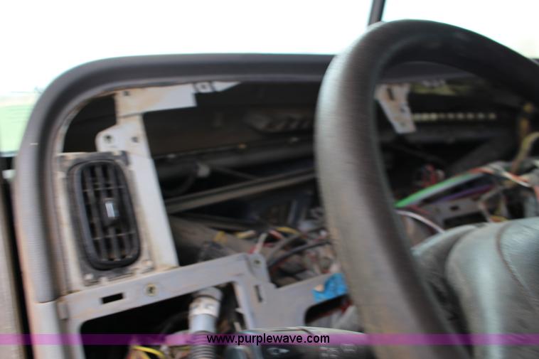 image for item F7553 2006 Peterbilt 378 semi truck