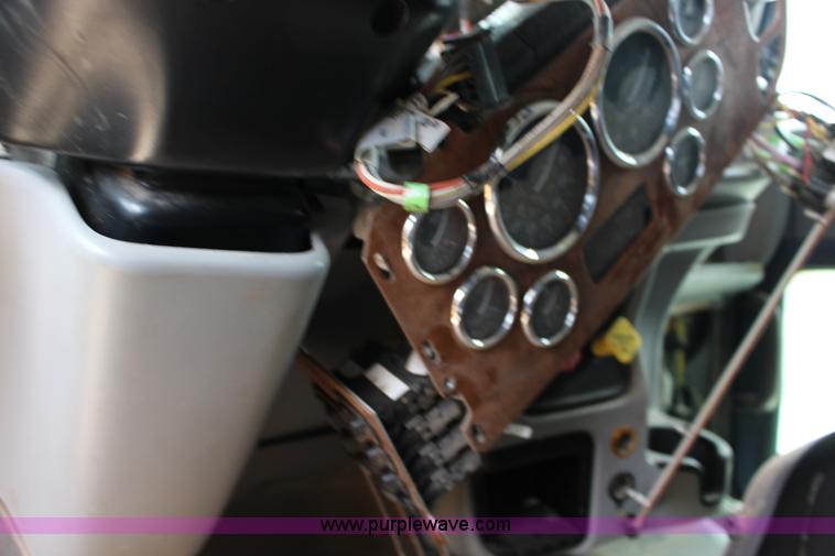 image for item F7553 2006 Peterbilt 378 semi truck