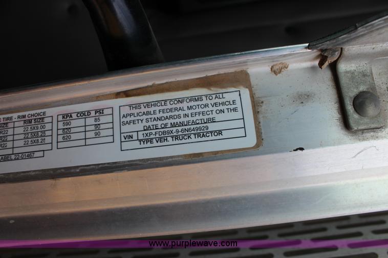 image for item F7553 2006 Peterbilt 378 semi truck