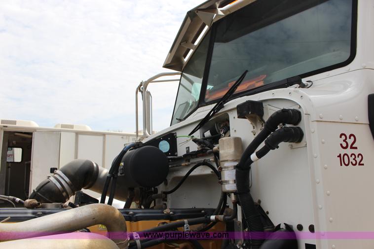 image for item F7553 2006 Peterbilt 378 semi truck