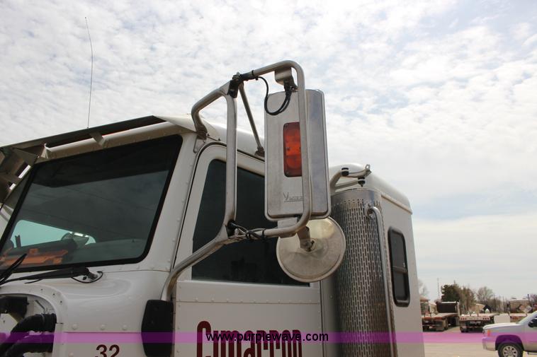 image for item F7553 2006 Peterbilt 378 semi truck