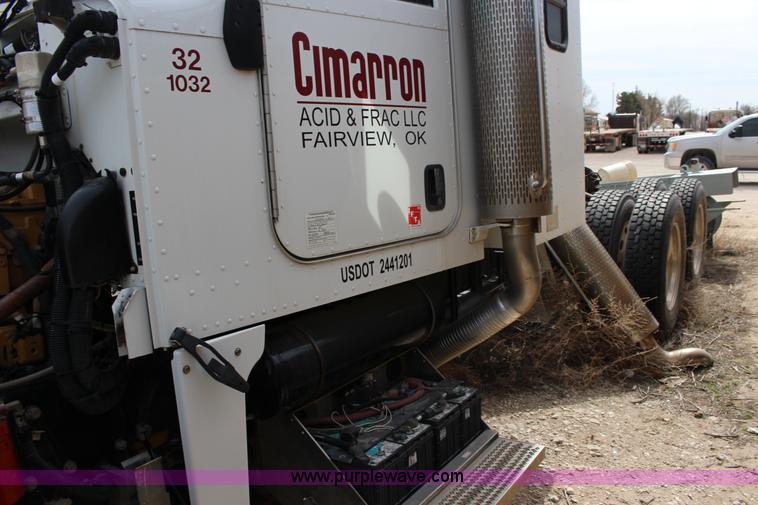 image for item F7553 2006 Peterbilt 378 semi truck