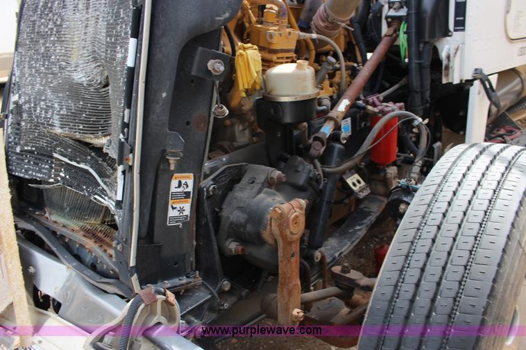 image for item F7553 2006 Peterbilt 378 semi truck