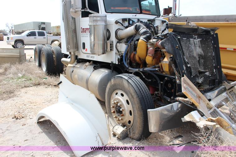 image for item F7553 2006 Peterbilt 378 semi truck