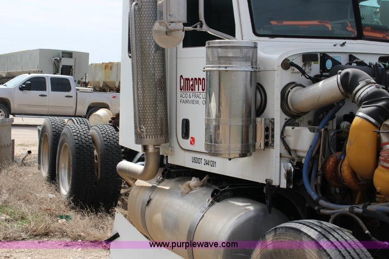 image for item F7553 2006 Peterbilt 378 semi truck