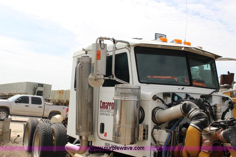 image for item F7553 2006 Peterbilt 378 semi truck