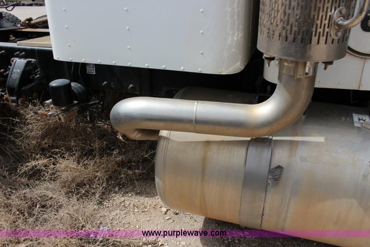 image for item F7553 2006 Peterbilt 378 semi truck