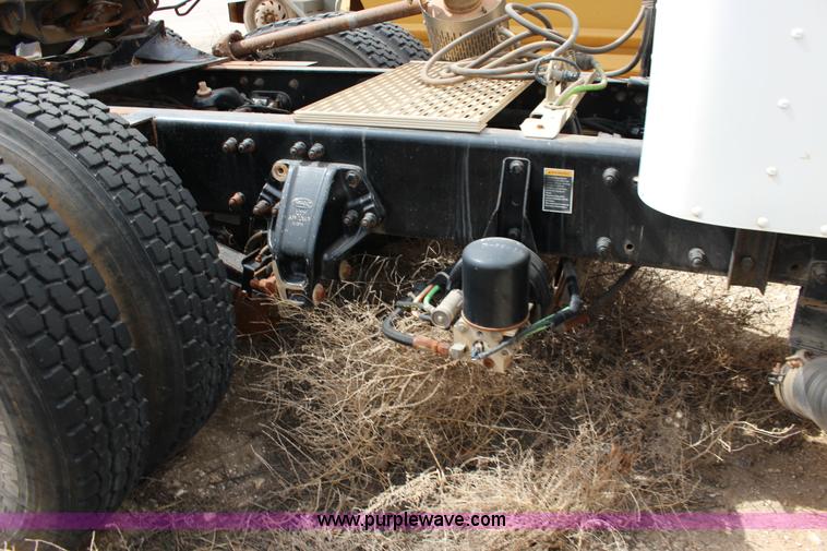 image for item F7553 2006 Peterbilt 378 semi truck