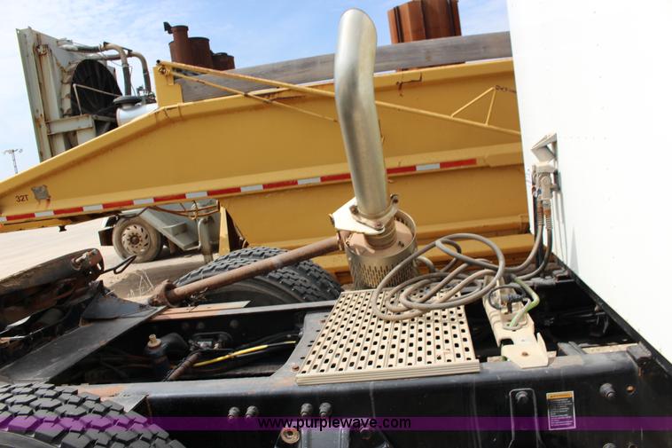 image for item F7553 2006 Peterbilt 378 semi truck