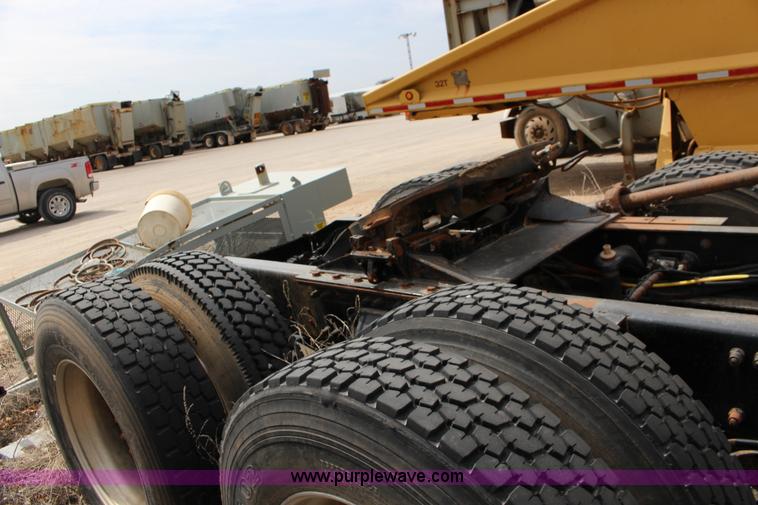 image for item F7553 2006 Peterbilt 378 semi truck