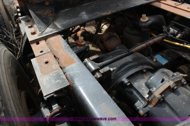 image for item F7553 2006 Peterbilt 378 semi truck