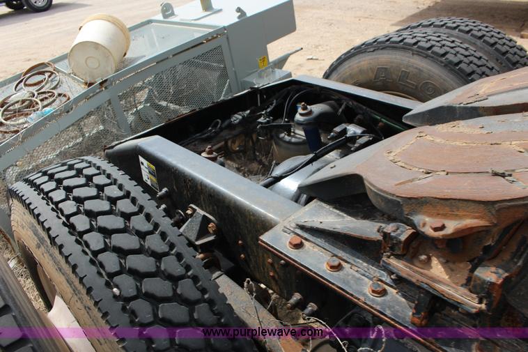 image for item F7553 2006 Peterbilt 378 semi truck