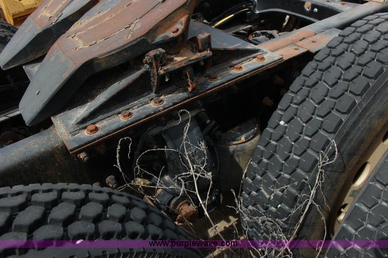 image for item F7553 2006 Peterbilt 378 semi truck