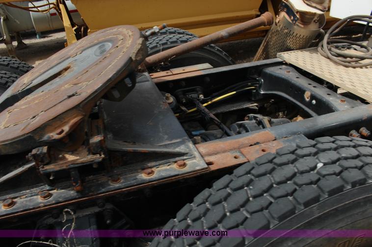 image for item F7553 2006 Peterbilt 378 semi truck