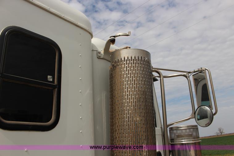 image for item F7553 2006 Peterbilt 378 semi truck