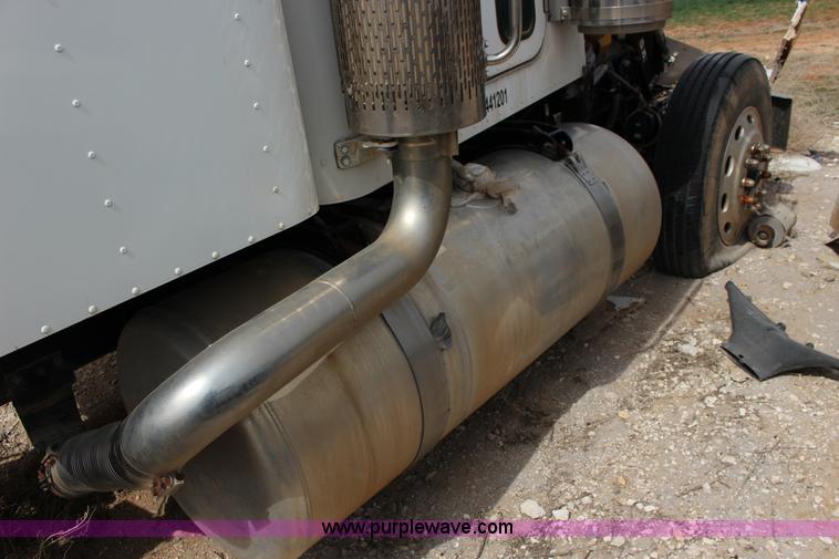 image for item F7553 2006 Peterbilt 378 semi truck