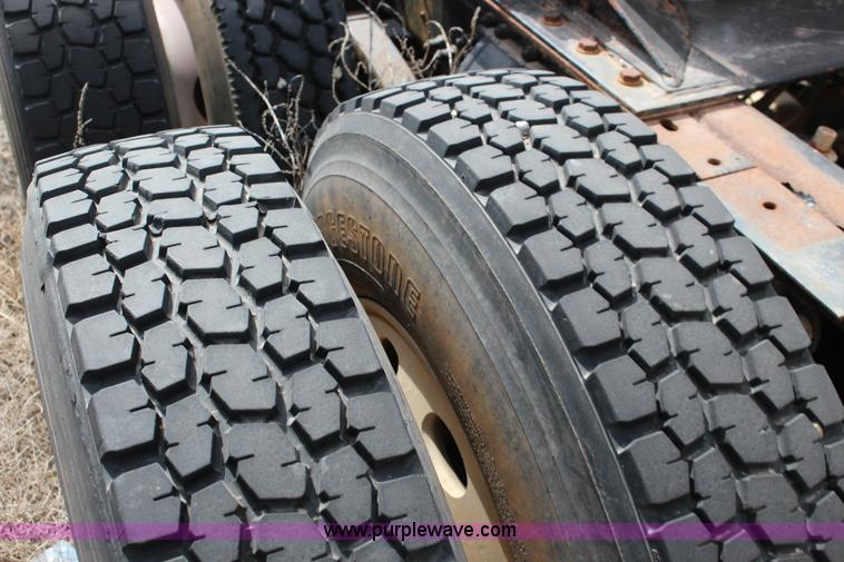 image for item F7553 2006 Peterbilt 378 semi truck