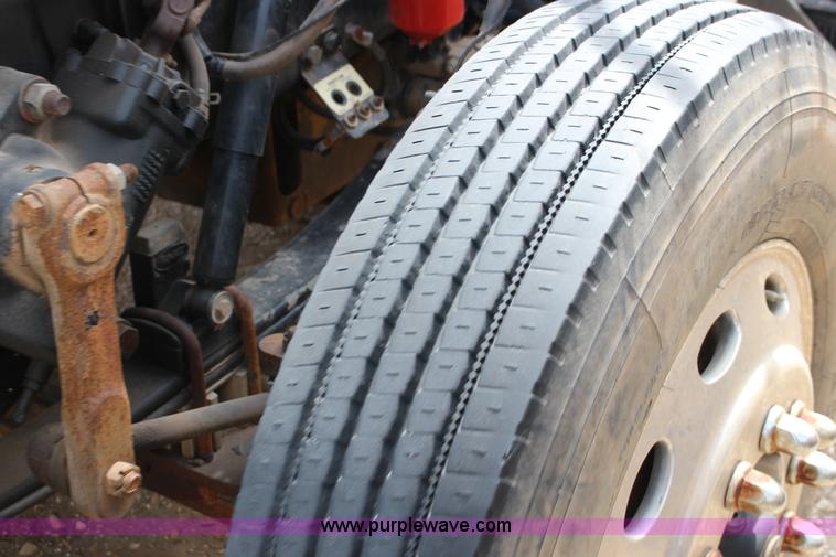 image for item F7553 2006 Peterbilt 378 semi truck