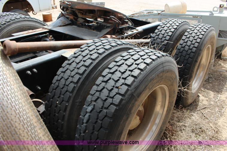 image for item F7553 2006 Peterbilt 378 semi truck