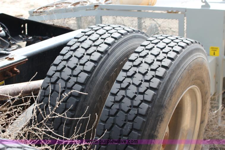 image for item F7553 2006 Peterbilt 378 semi truck