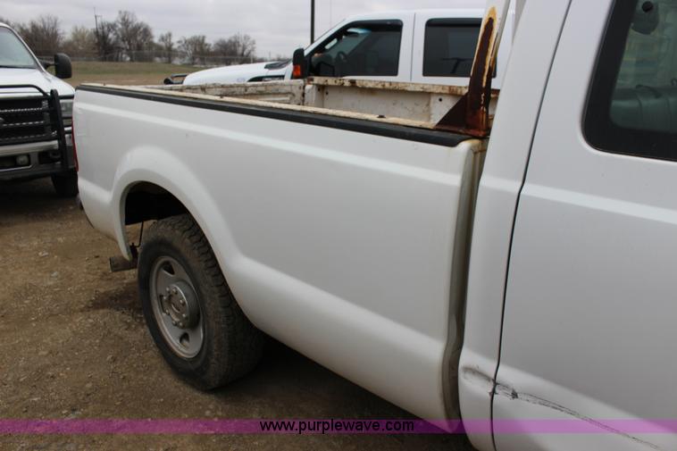 image for item F7582 2006 Ford F250 Super Duty SuperCab pickup truck