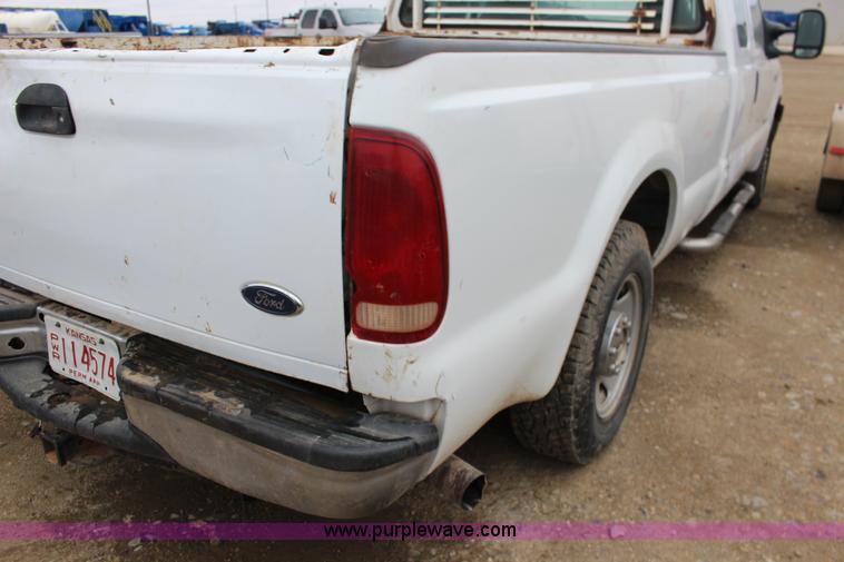image for item F7582 2006 Ford F250 Super Duty SuperCab pickup truck