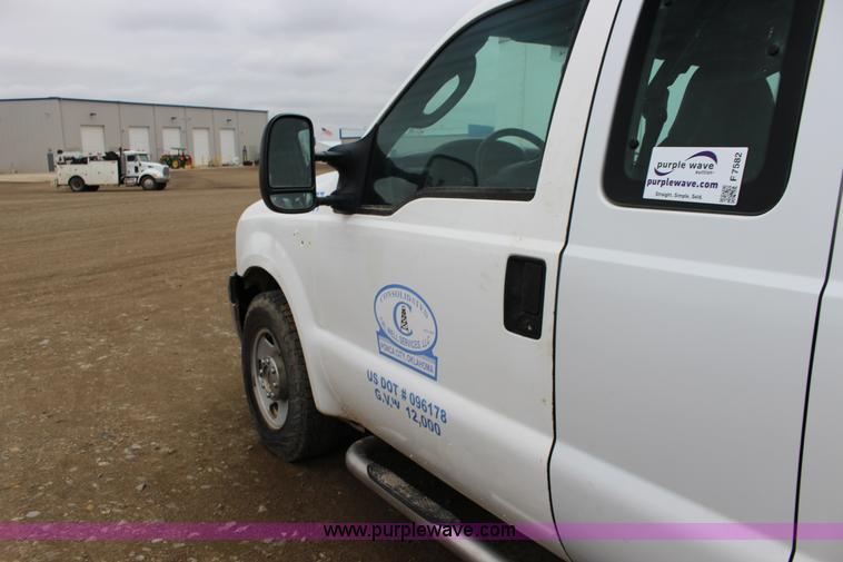 image for item F7582 2006 Ford F250 Super Duty SuperCab pickup truck