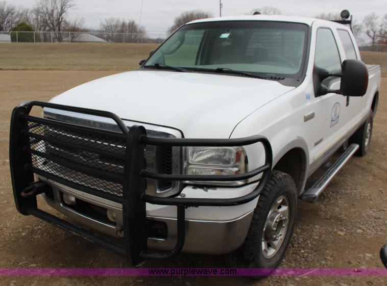 image for item F7583 2005 Ford F250 Super Duty Crew Cab pickup truck