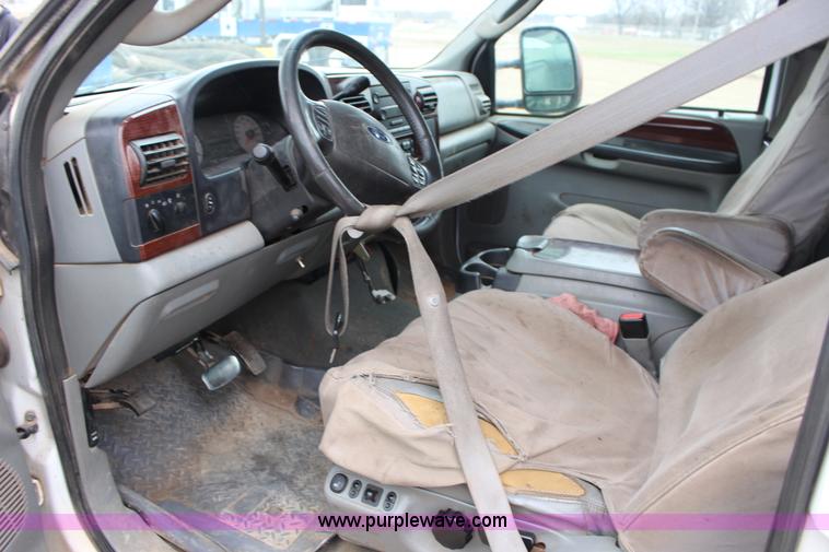 image for item F7583 2005 Ford F250 Super Duty Crew Cab pickup truck