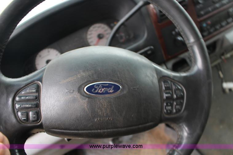 image for item F7583 2005 Ford F250 Super Duty Crew Cab pickup truck