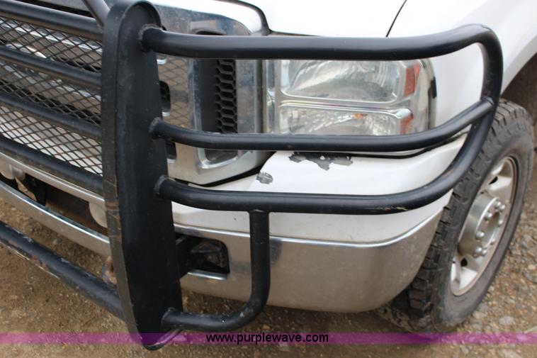 image for item F7583 2005 Ford F250 Super Duty Crew Cab pickup truck