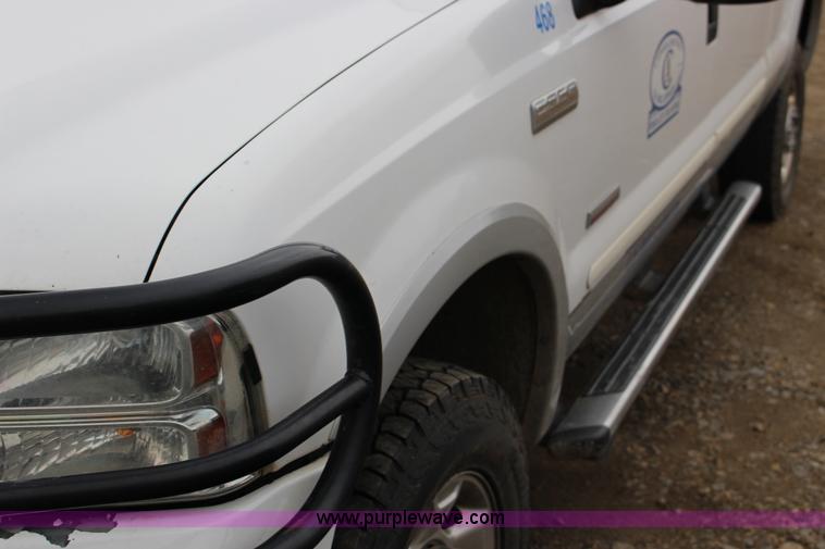 image for item F7583 2005 Ford F250 Super Duty Crew Cab pickup truck