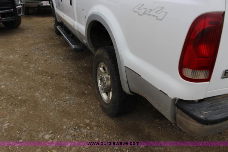 image for item F7583 2005 Ford F250 Super Duty Crew Cab pickup truck