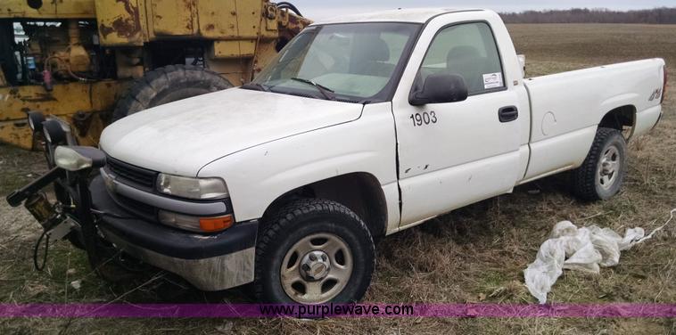 image for item F8433 2001 Chevrolet Silverado 1500 pickup truck
