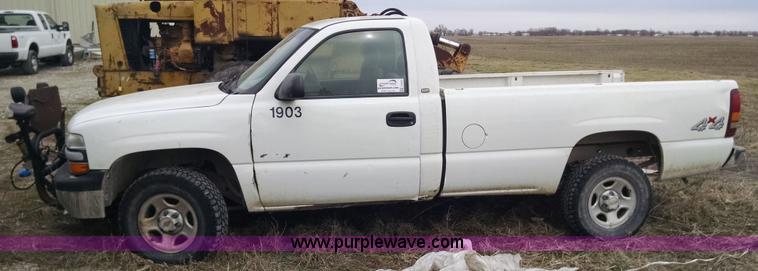 image for item F8433 2001 Chevrolet Silverado 1500 pickup truck