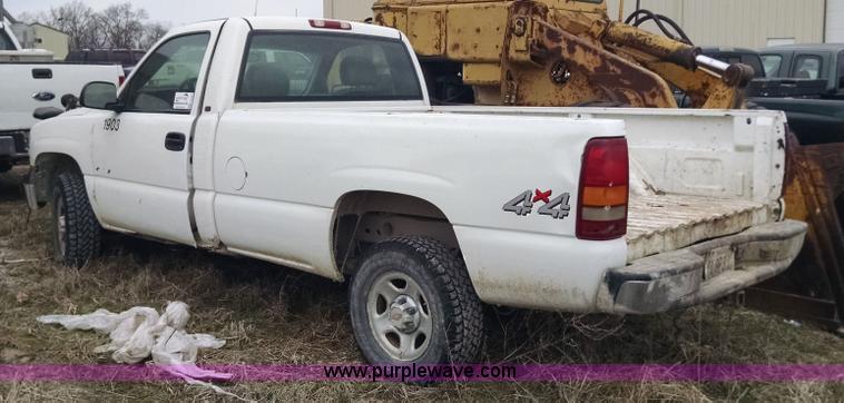 image for item F8433 2001 Chevrolet Silverado 1500 pickup truck
