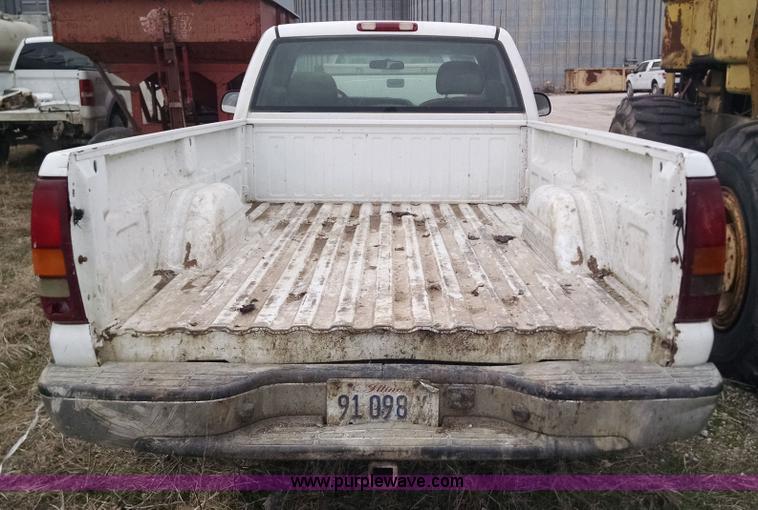 image for item F8433 2001 Chevrolet Silverado 1500 pickup truck