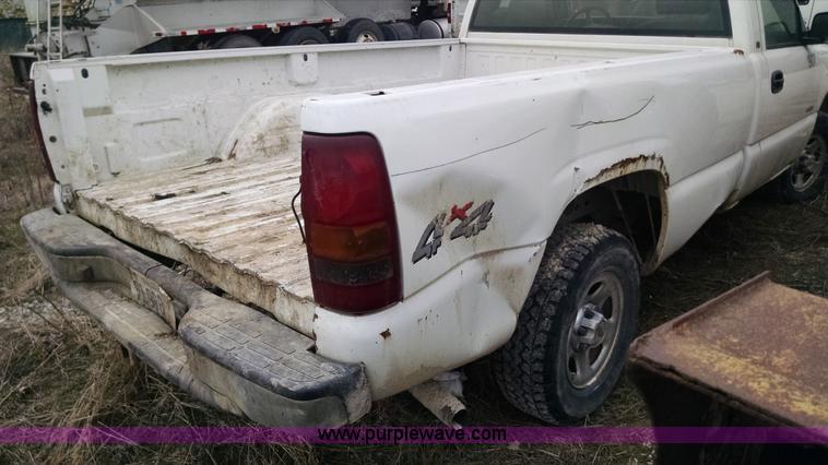 image for item F8433 2001 Chevrolet Silverado 1500 pickup truck