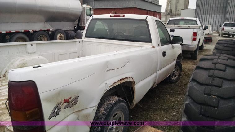 image for item F8433 2001 Chevrolet Silverado 1500 pickup truck