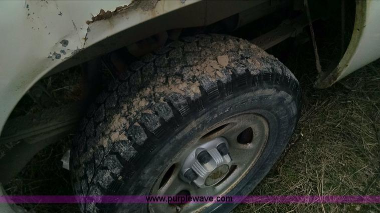 image for item F8433 2001 Chevrolet Silverado 1500 pickup truck