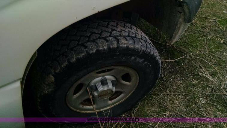 image for item F8433 2001 Chevrolet Silverado 1500 pickup truck