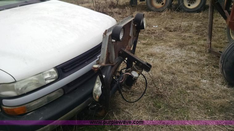 image for item F8433 2001 Chevrolet Silverado 1500 pickup truck