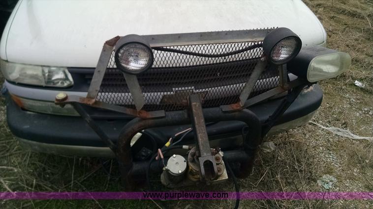 image for item F8433 2001 Chevrolet Silverado 1500 pickup truck