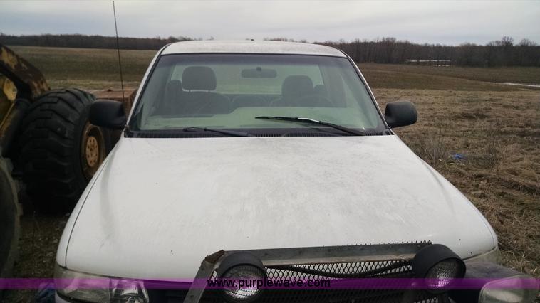 image for item F8433 2001 Chevrolet Silverado 1500 pickup truck