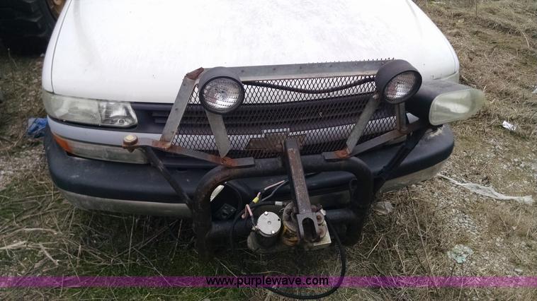 image for item F8433 2001 Chevrolet Silverado 1500 pickup truck