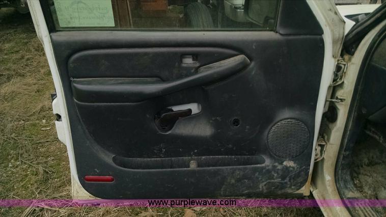 image for item F8433 2001 Chevrolet Silverado 1500 pickup truck