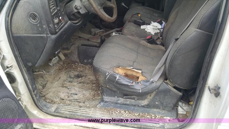 image for item F8433 2001 Chevrolet Silverado 1500 pickup truck