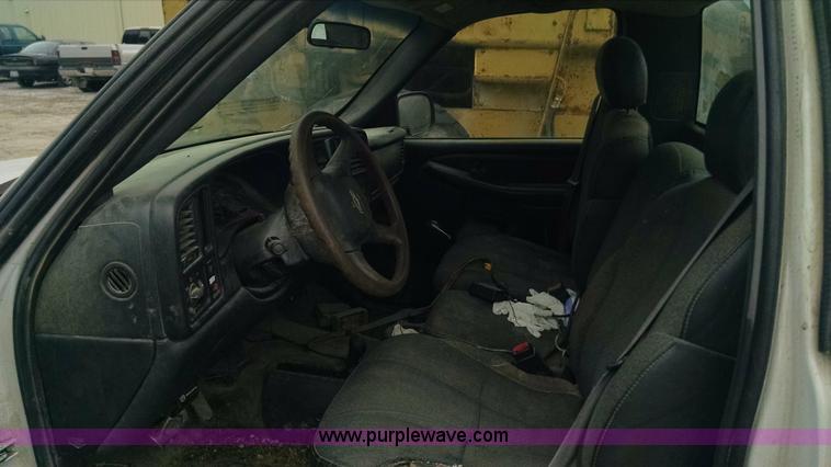 image for item F8433 2001 Chevrolet Silverado 1500 pickup truck